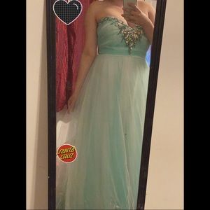 I'm selling this dress so I can buy a new one.